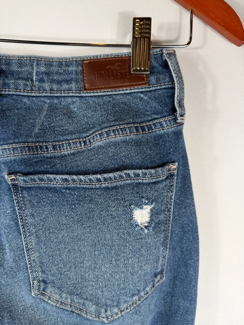 Hollister High-Rise Slim Straight Leg Cropped Distressed Jean Size‎ 7S, W27/L25.